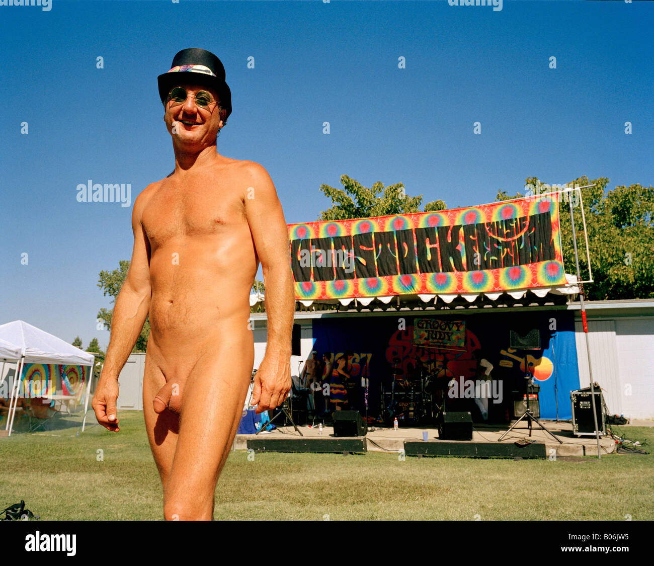 Un uomo nudo in un top hat a un festival di musica Foto stock - Alamy
