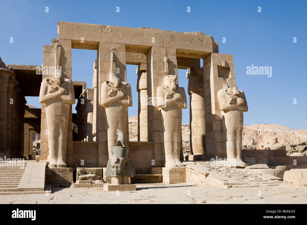 Il Ramasseum, Tempio mortuario di Ramesse II sulla riva occidentale del Nilo a Luxor, Egitto, Nord Africa Foto Stock