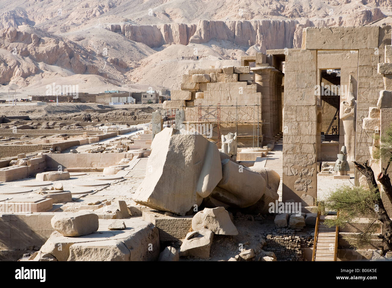 Vista dal primo pilone a Ramasseum, Tempio mortuario di Ramesse II sulla riva occidentale del Nilo a Luxor, Egitto, Nord Africa Foto Stock