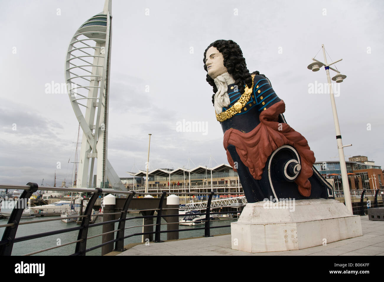 Polena pensato per essere di Ammiraglio Lord Nelson giustapposti con la Spinnaker Tower, Portsmouth, Hampshire, Inghilterra. Foto Stock