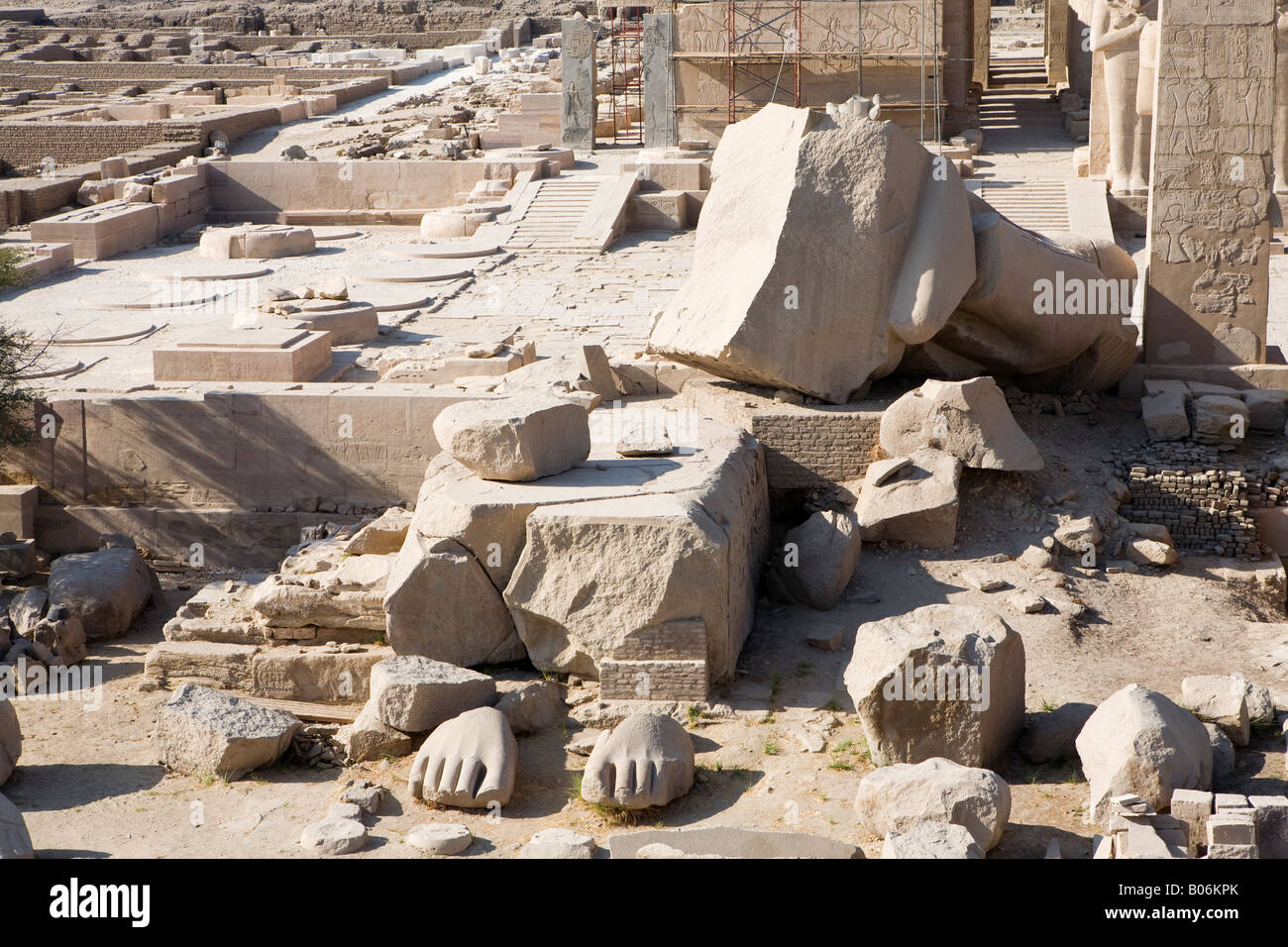 Vista dal pilone a Ramasseum, Tempio mortuario di Ramesse II sulla riva occidentale del Nilo a Luxor, Egitto, Nord Africa Foto Stock