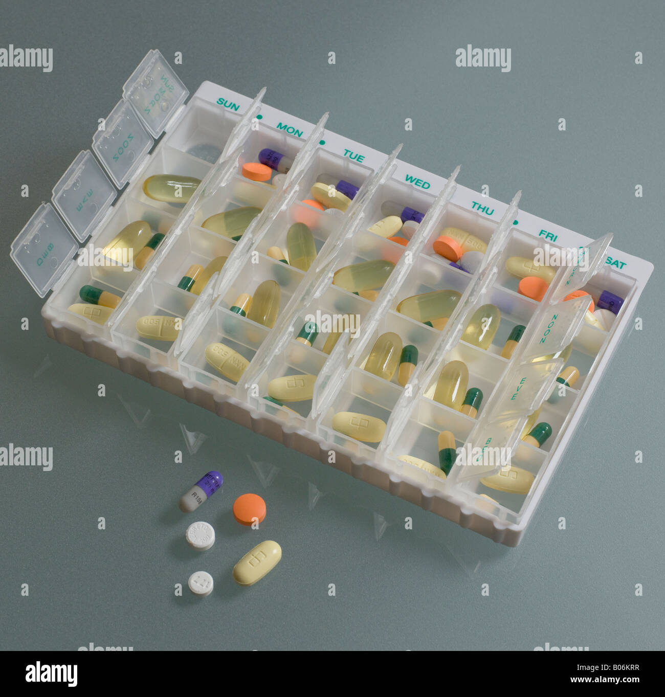 Settimane Fornitura di pillole medicinali nel distributore per la pressione sanguigna artrite e giunti Foto Stock