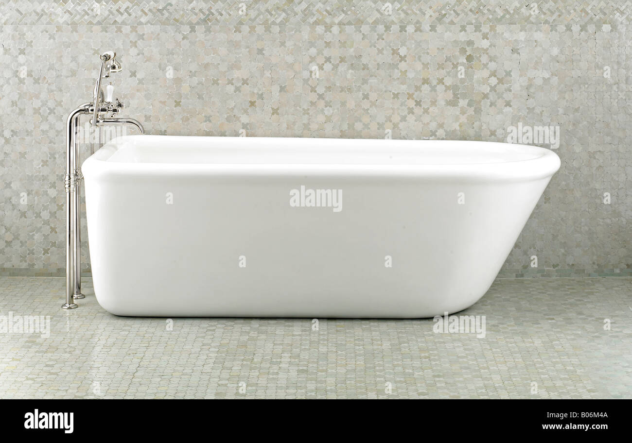 Il vecchio stile di smalto porcellanato vasca da bagno Foto Stock