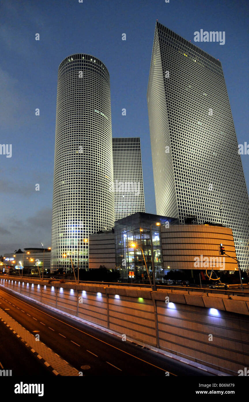 Il Azrielis tower - un round, un quadrato e un grattacielo triangolare; business delle torri a Tel Aviv, Israele Foto Stock