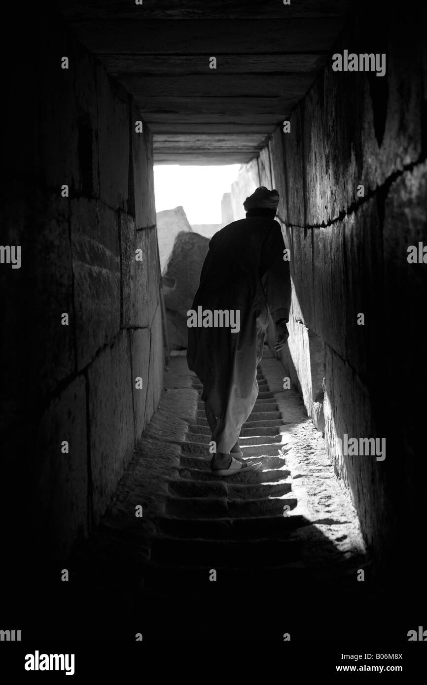 Arrampicata primo pilone passi al Ramesseum, Tempio mortuario di Ramesse II sulla riva occidentale del Nilo a Luxor, Egitto, Foto Stock