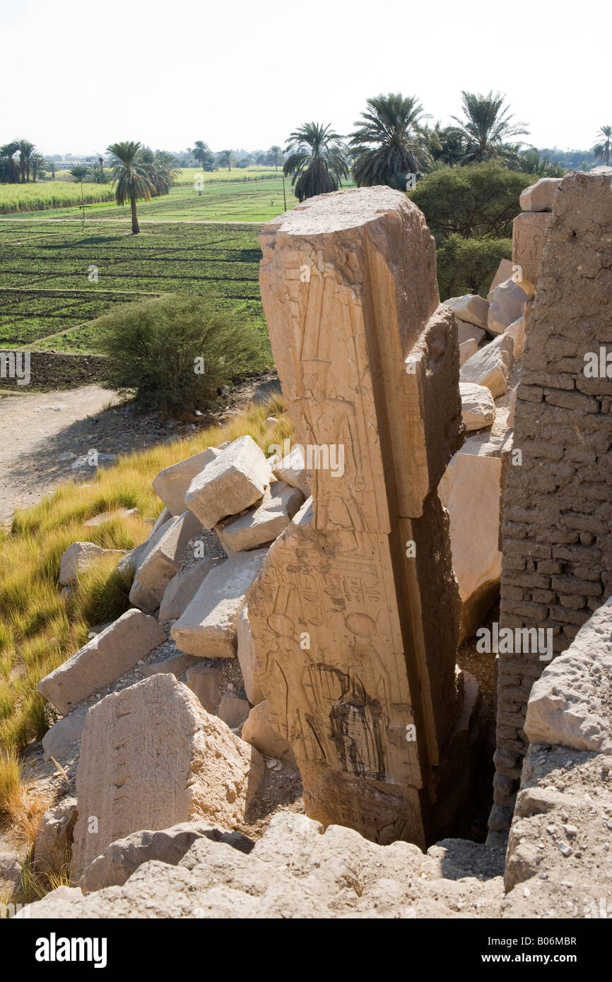 Vista dal pilone a Ramasseum, Tempio mortuario di Ramesse II sulla riva occidentale del Nilo a Luxor, Egitto, Nord Africa Foto Stock