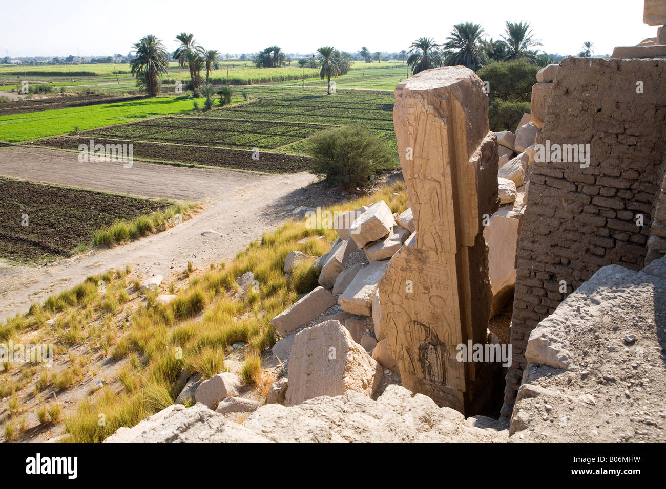 Vista dal primo pilone a Ramasseum, Tempio mortuario di Ramesse II sulla riva occidentale del Nilo a Luxor, Egitto, Nord Africa Foto Stock
