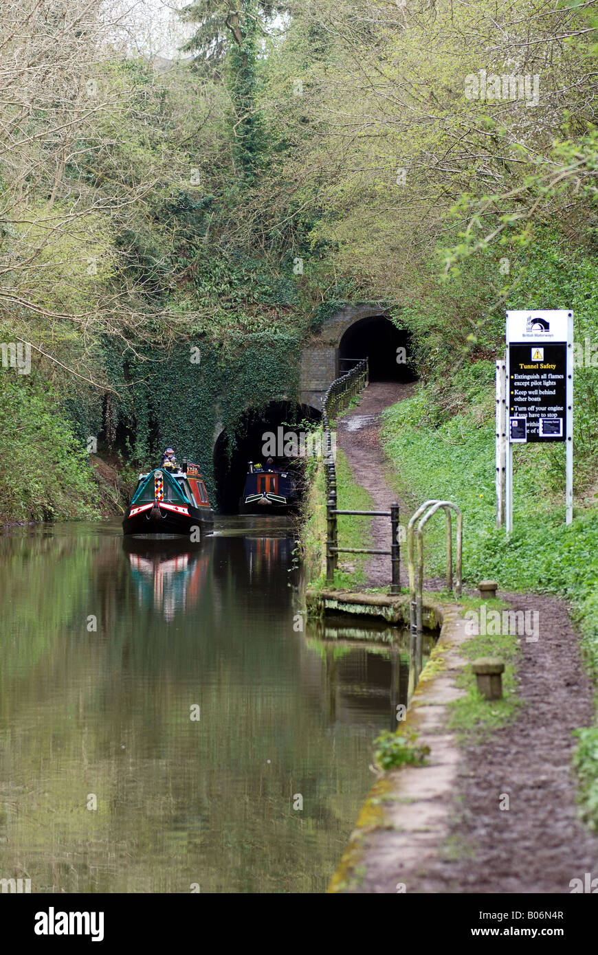 Narrowboats a Shrewley Tunnel sul Grand Union Canal, Warwickshire, Inghilterra, Regno Unito Foto Stock