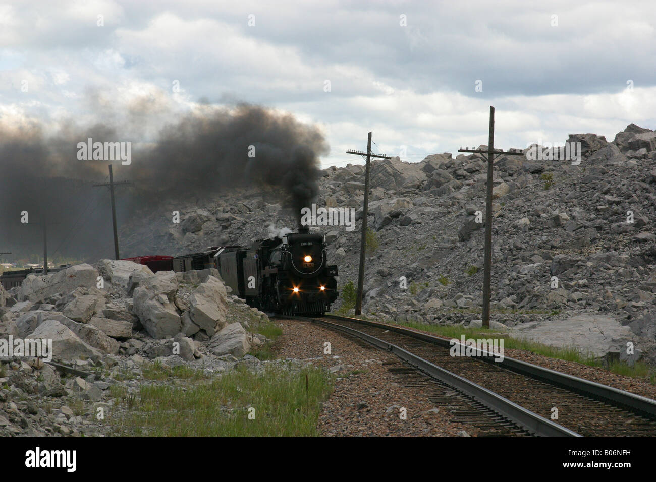 Treno a vapore su un binario ferroviario, Canadian National Railway, Frank diapositiva, Alberta, Canada Foto Stock