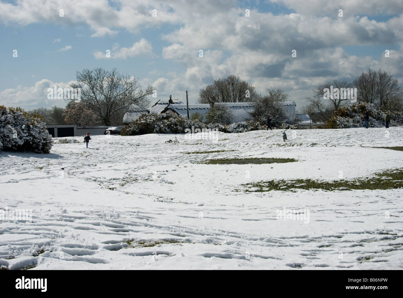 I bambini che giocano sulla neve - dèi Hill, Nuovo Forrest, Hampshire Inghilterra Foto Stock