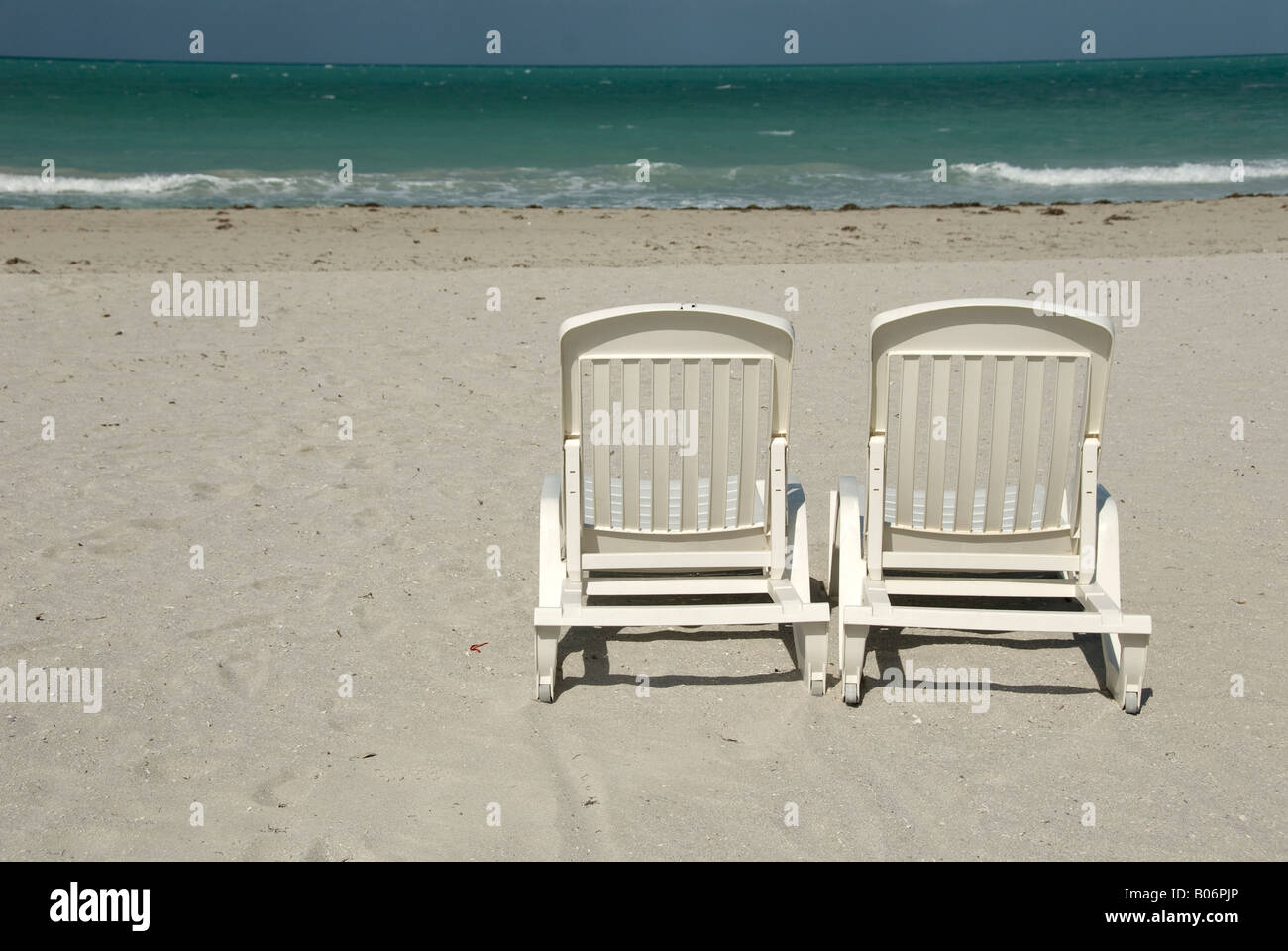 Sedie vuote su una spiaggia Foto Stock