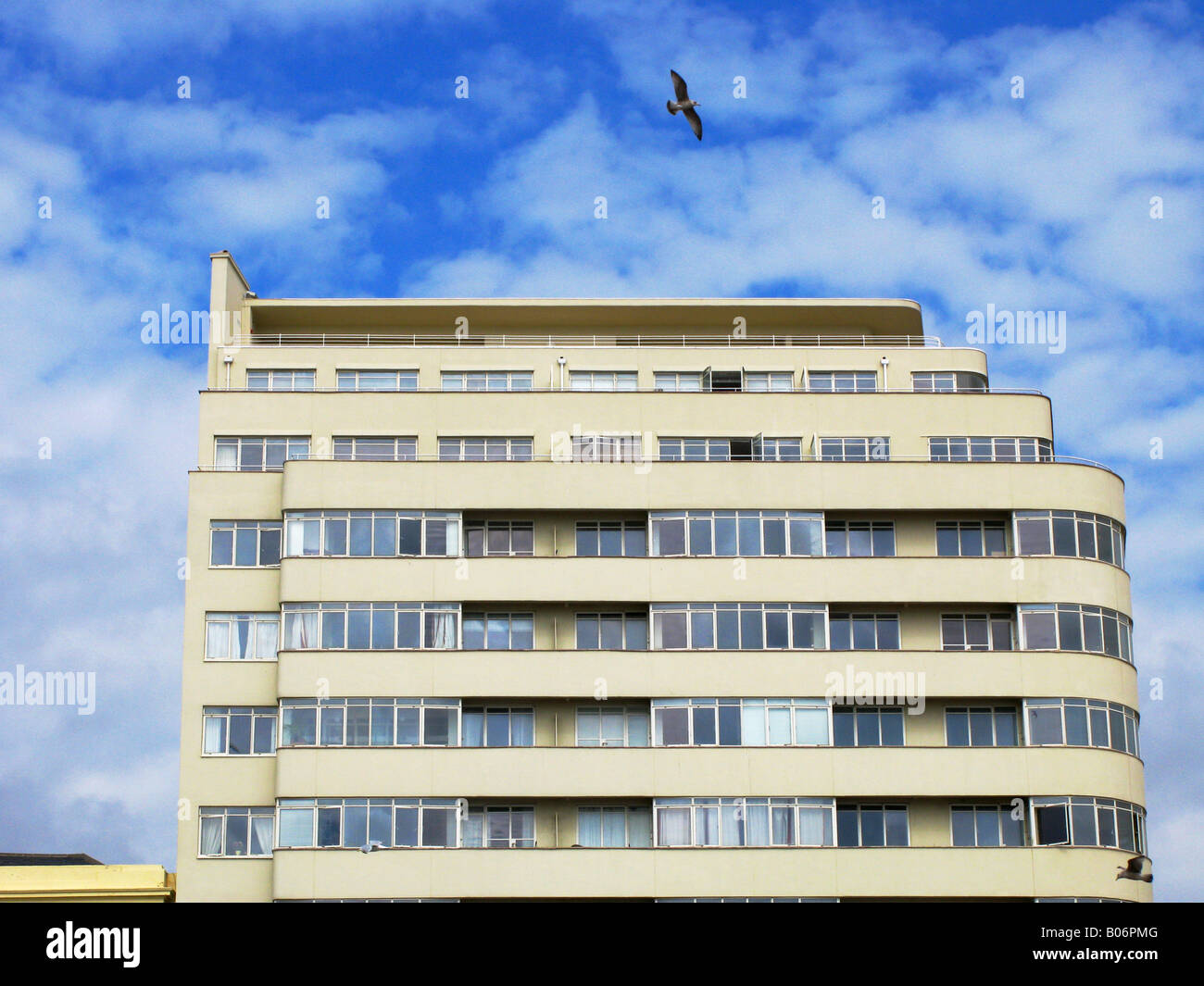 Embassy corte blocco di appartamenti a Brighton, Inghilterra, Regno Unito. Foto Stock
