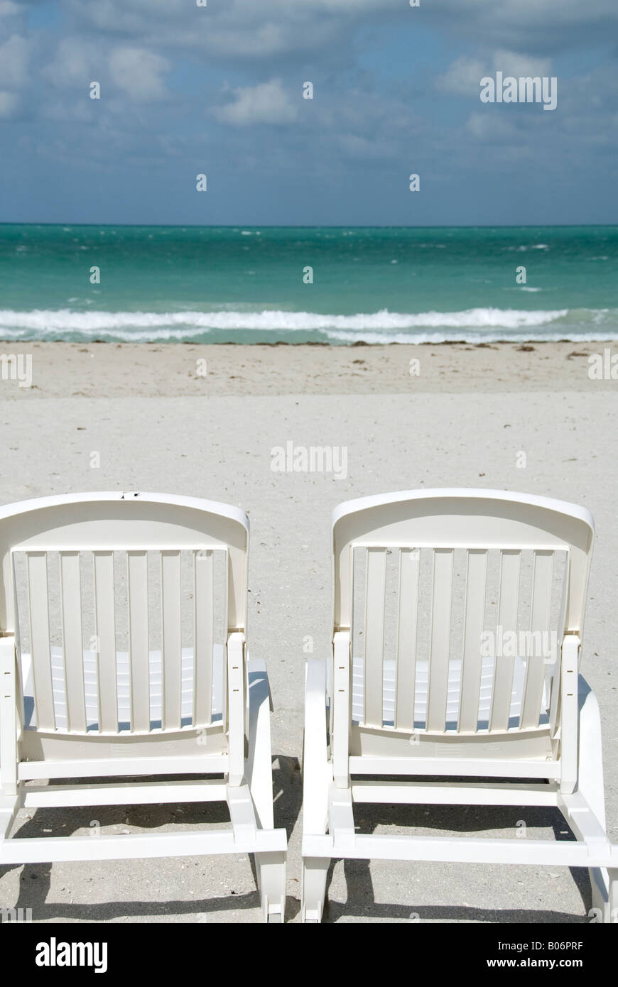 Sedie vuote su una spiaggia Foto Stock