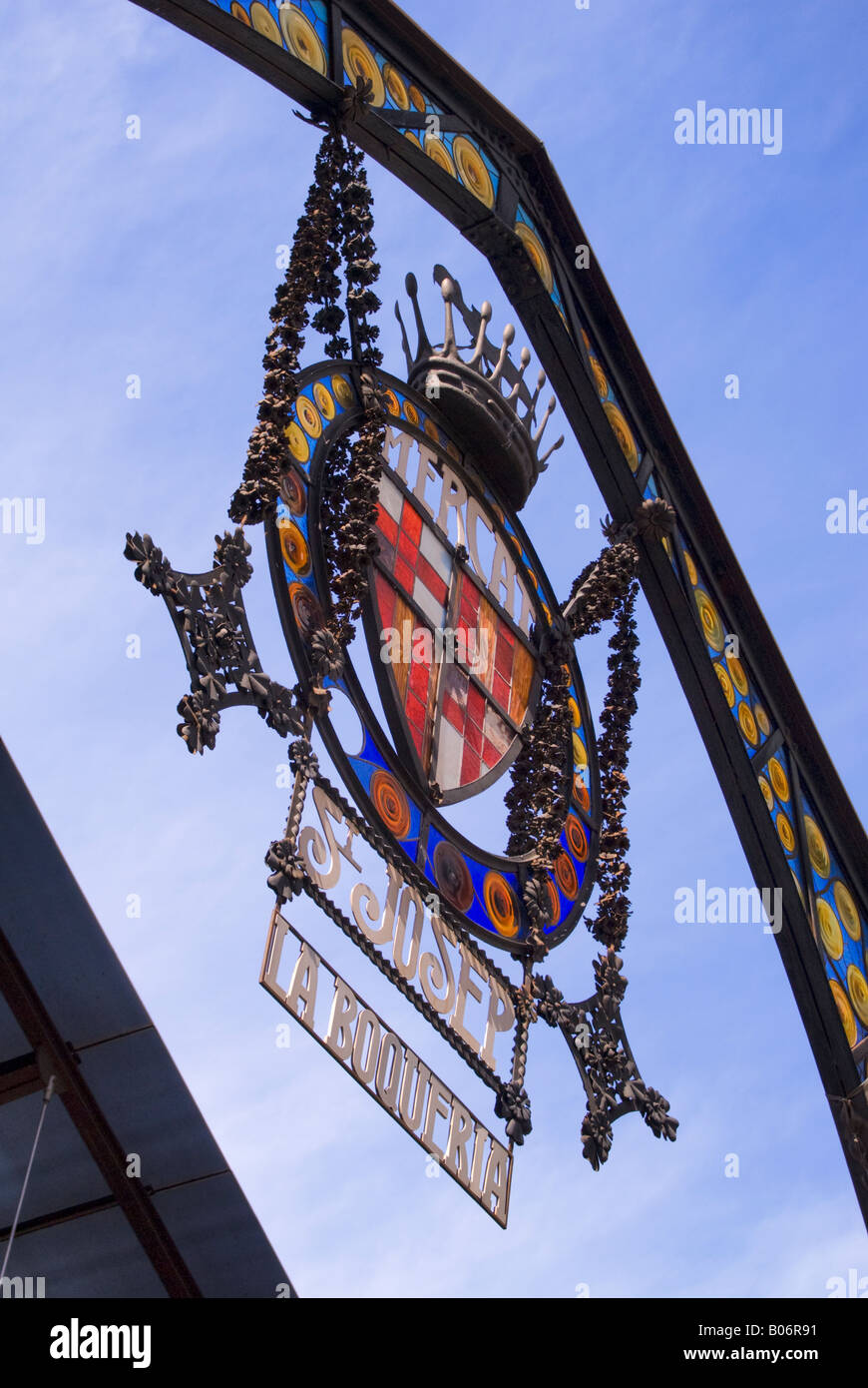 Il mercato alimentare sulla rambla partite di prodotti freschi provenienti da maialetti per pile di frutta fresca. Mercat de la Boqueria Foto Stock
