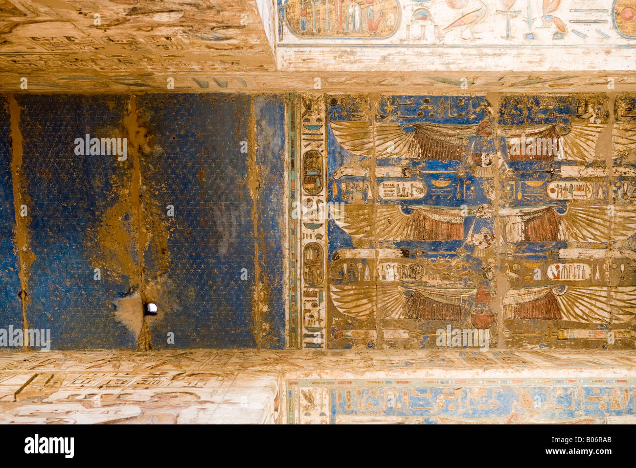 Il soffitto dipinto a Medinet Habu , tempio mortuario di Ramesse III, la riva occidentale del Nilo, Luxor, Egitto Foto Stock