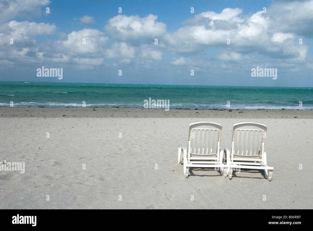 Sedie vuote su una spiaggia Foto Stock