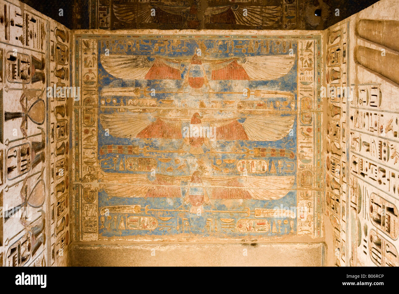 Il soffitto dipinto a Medinet Habu , tempio mortuario di Ramesse III, la riva occidentale del Nilo, Luxor, Egitto Foto Stock