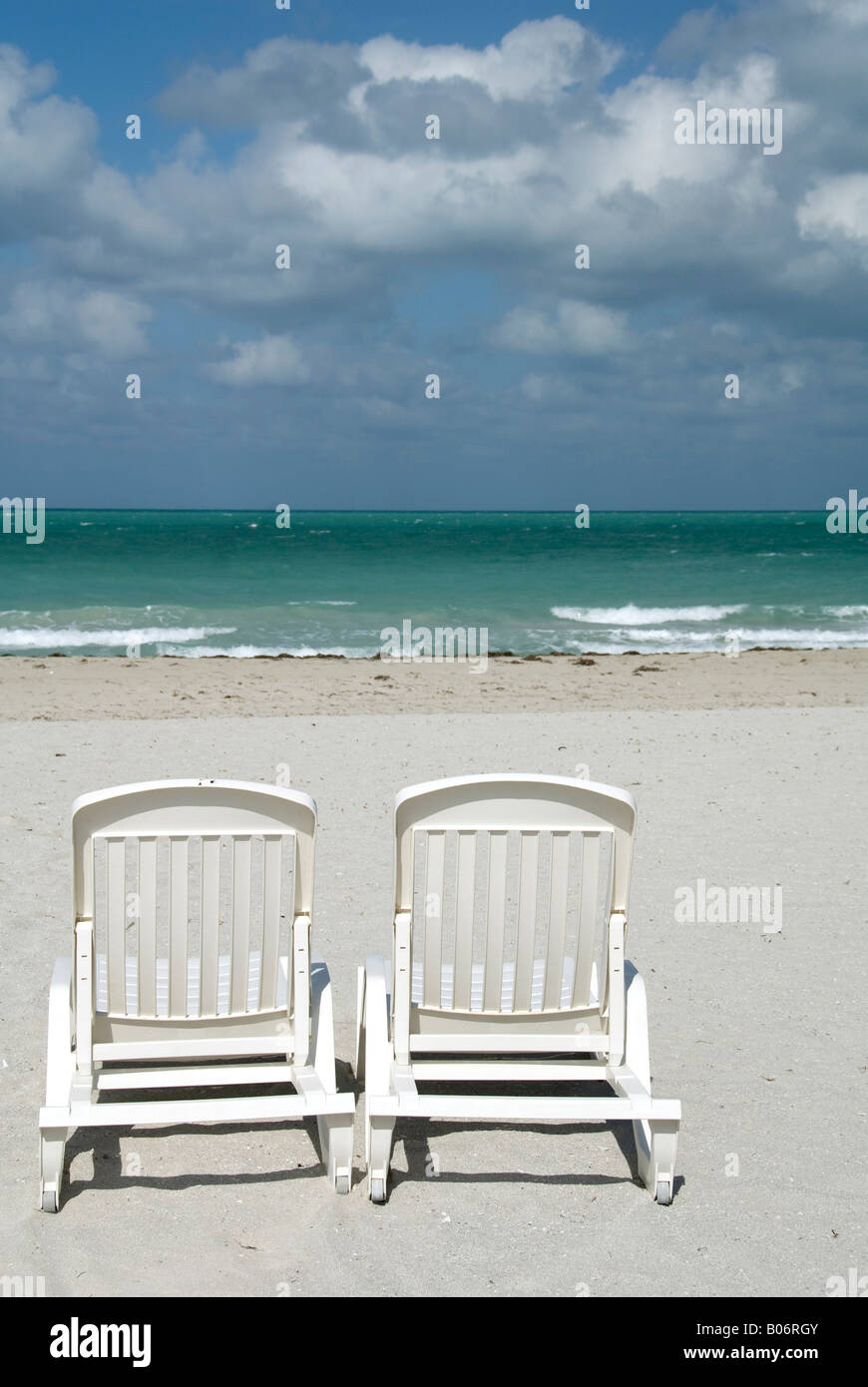Sedie vuote su una spiaggia Foto Stock