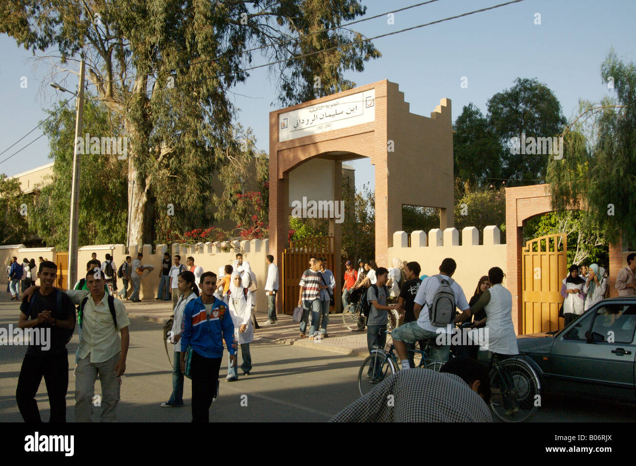 Porta della scuola con studenti a fine giornata, Taroudant, Marocco Foto Stock