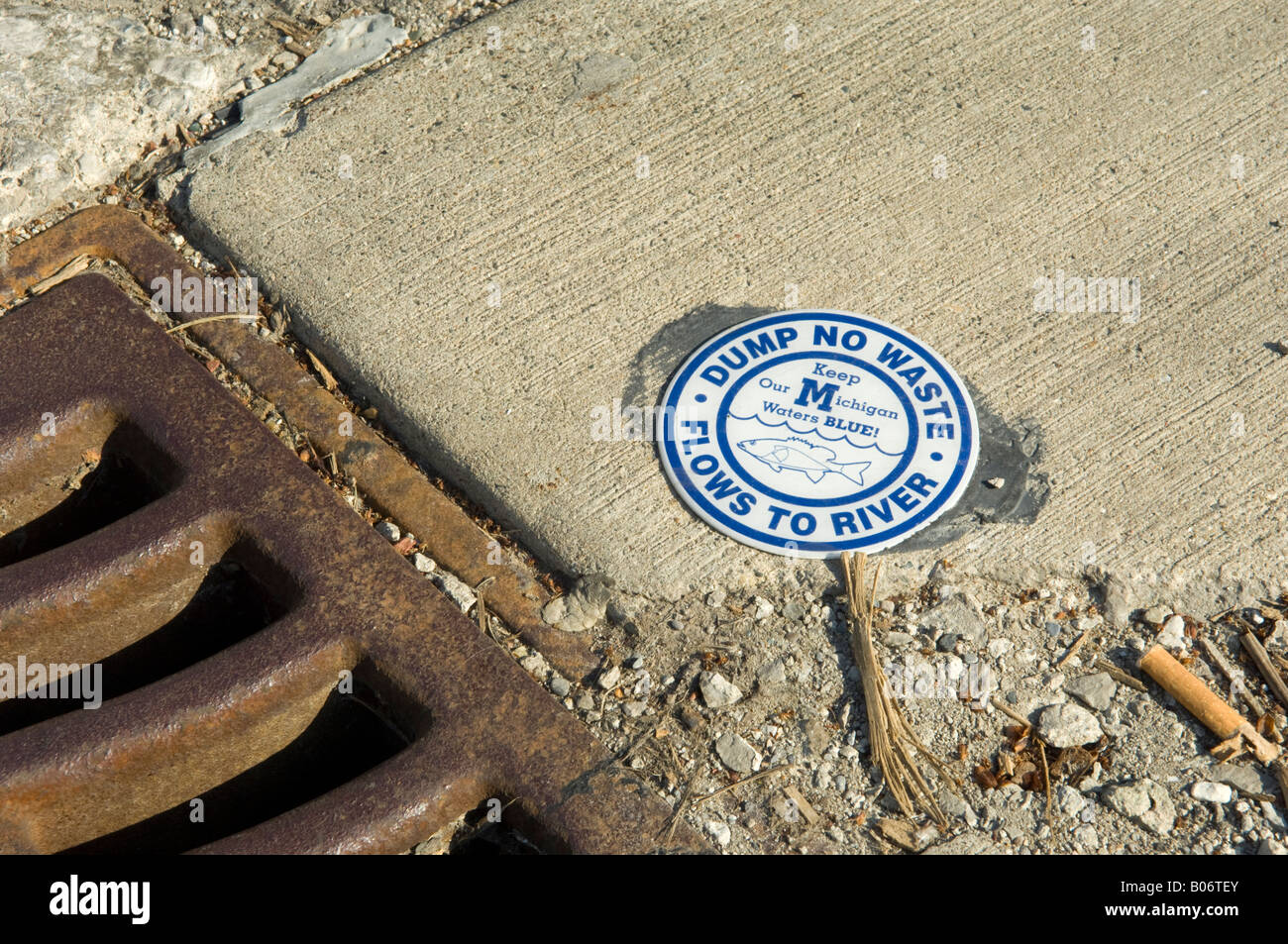 Storm drain con cartello dump no flussi di rifiuti al fiume di Ann Arbor Michigan STATI UNITI Foto Stock