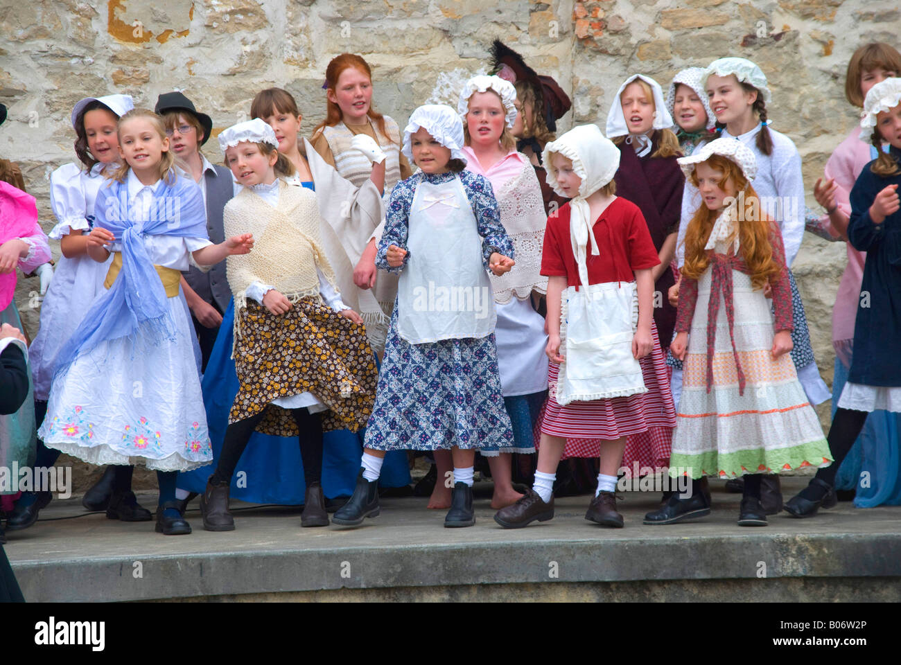 La scuola primaria coro di bambini che indossano costumi d'epoca eseguire a un evento nel vecchio carcere femminile noto come la fabbrica femmina Foto Stock