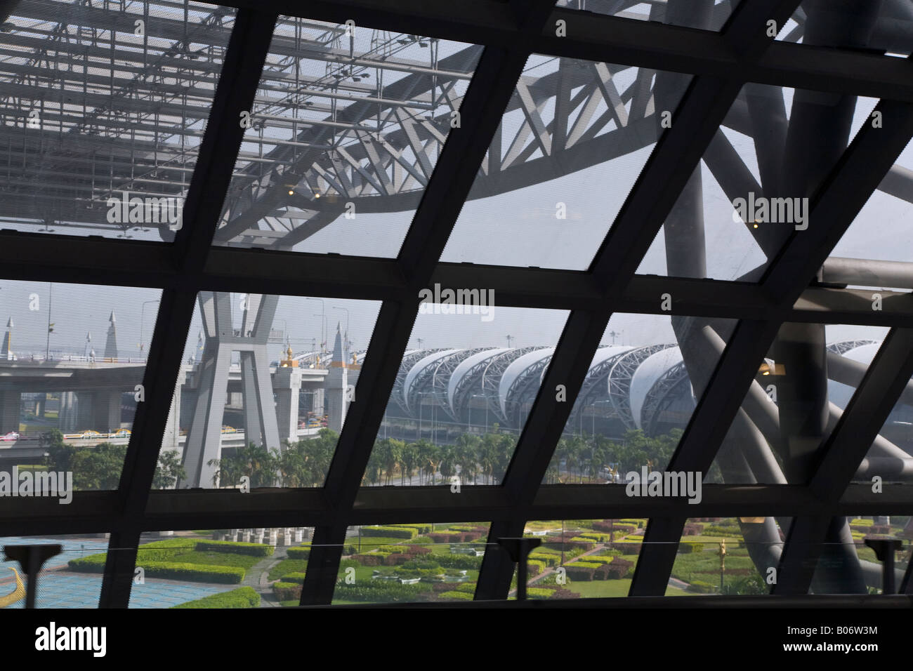 Interessante architettura dell'aeroporto internazionale Suvarnabhumi TERMINAL Bangkok in Thailandia Foto Stock
