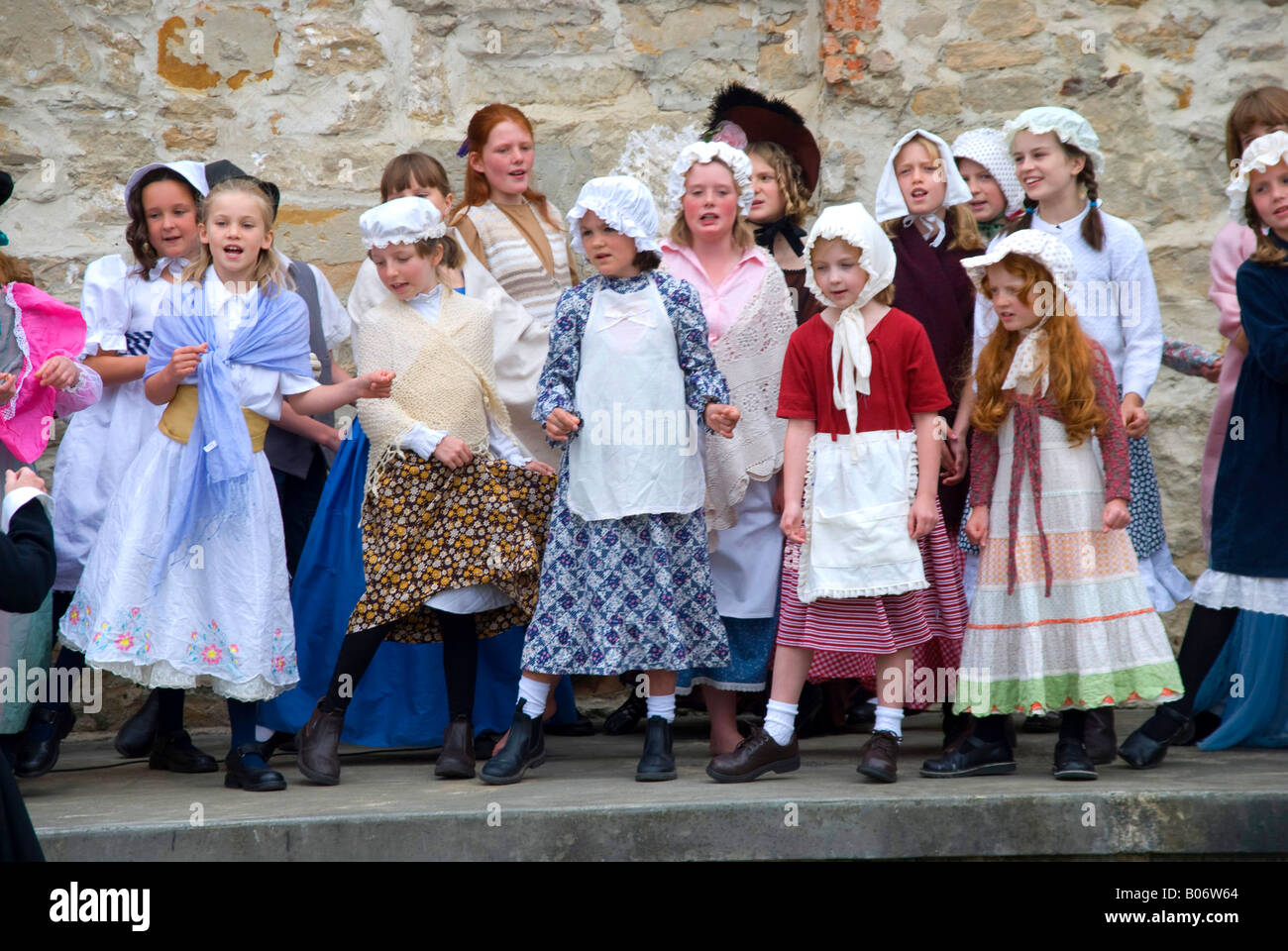 La scuola primaria coro di bambini che indossano costumi d'epoca eseguire a un evento nel vecchio carcere femminile noto come la fabbrica femmina Foto Stock