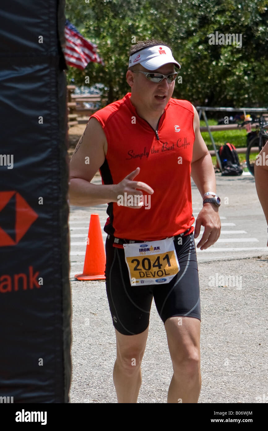 Triathlon maschio guida presso il Disney 70,3 Miglio Ironman in Orlando Florida USA U S Fl Foto Stock