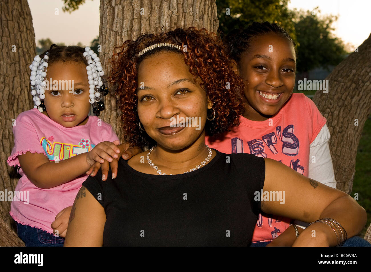 Di mezza età americana africana la donna e i suoi figli Foto Stock