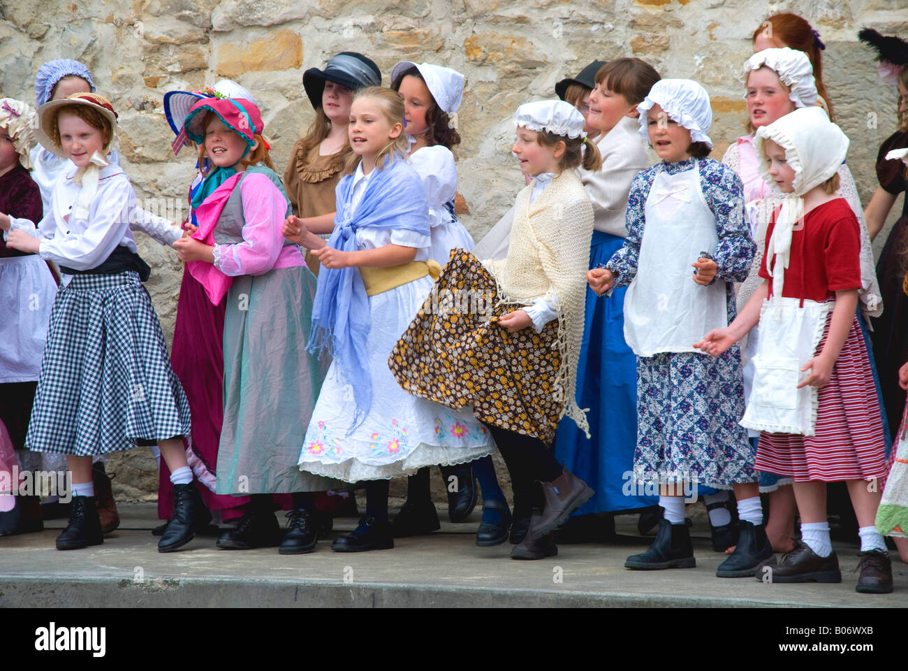 Coro dei bambini in costume di eseguire presso il vecchio carcere femminile sito conosciuto come la femmina nella factory di Hobart, Tasmania Foto Stock