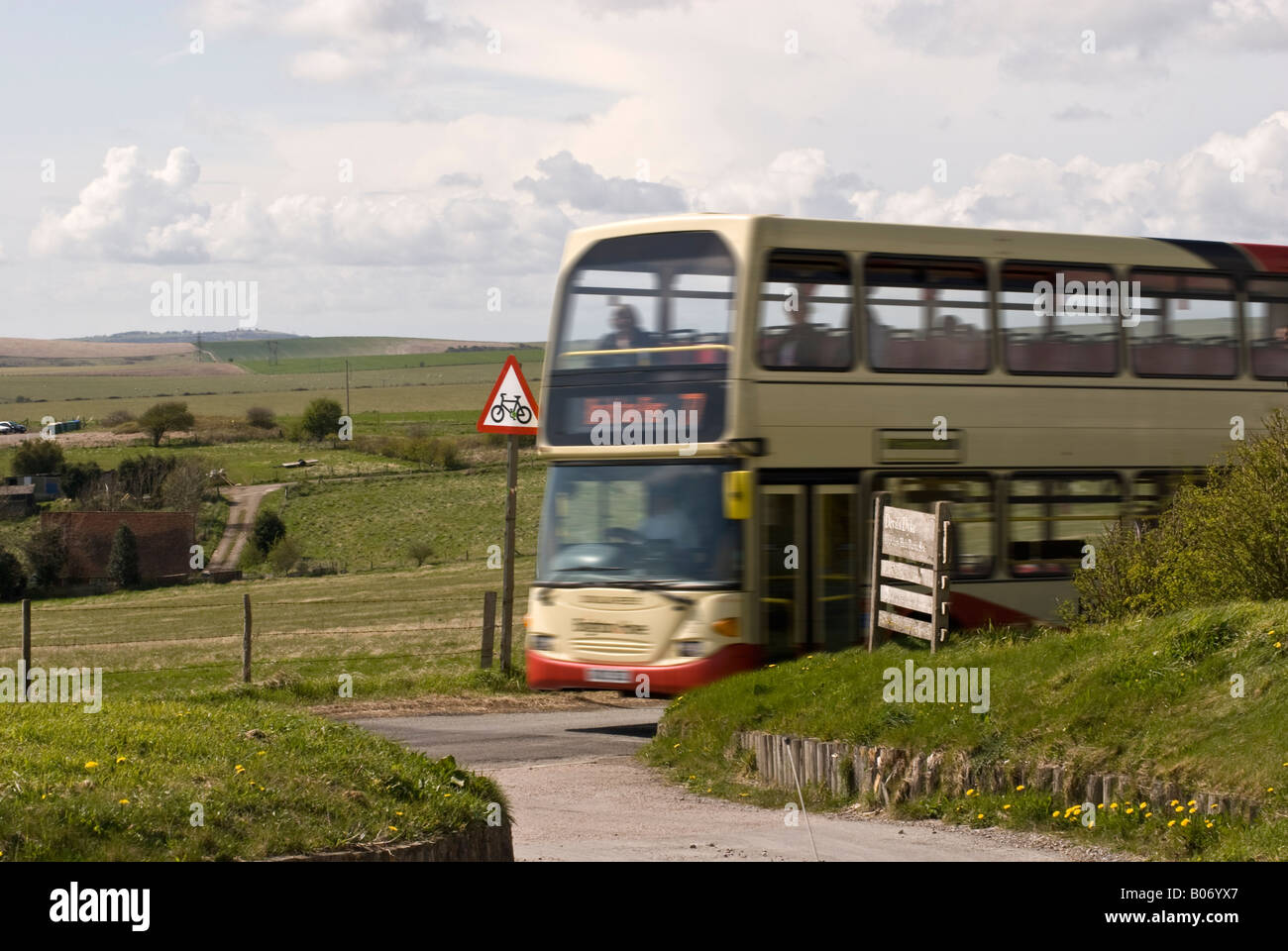Bus che si muove nella campagna inglese Foto Stock