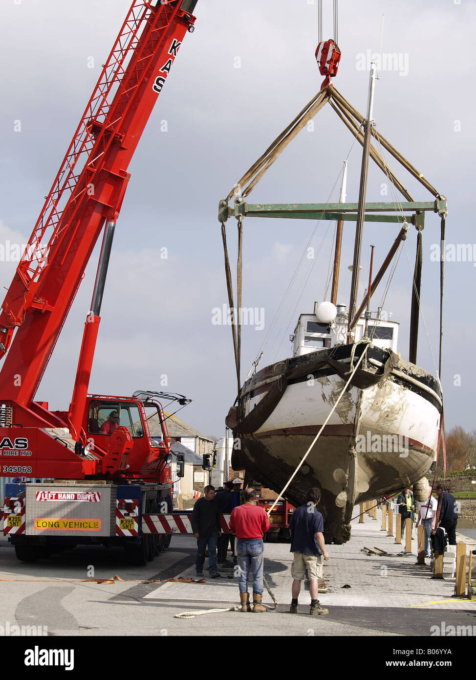 Barca che viene sollevato fuori di Bude Canal, con una gru. Bude, Cornwall, Regno Unito, Isole britanniche Foto Stock