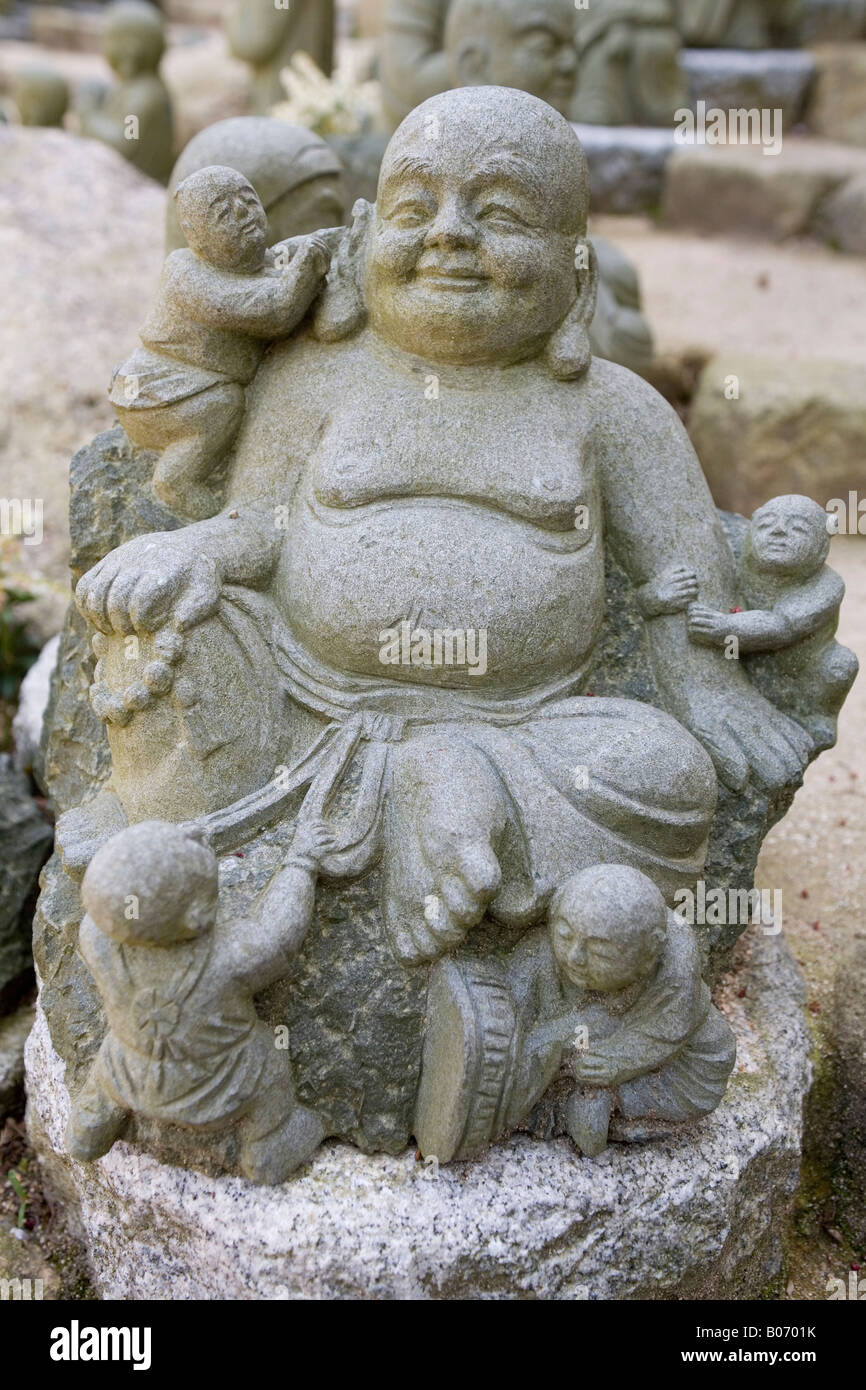 Giappone Miyajima tempio Daishoin Buddha con i bambini Foto Stock