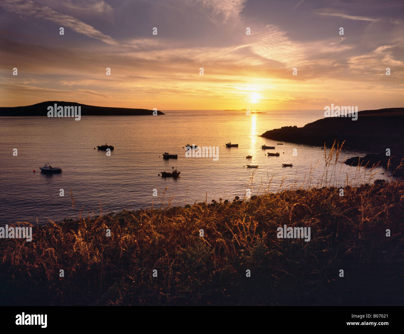 RAMSEY ISLAND E RAMSEY SUONO AL TRAMONTO DA ST GIUSTINIANO S NR ST DAVIDS NORD PEMBROKESHIRE WEST WALES Foto Stock