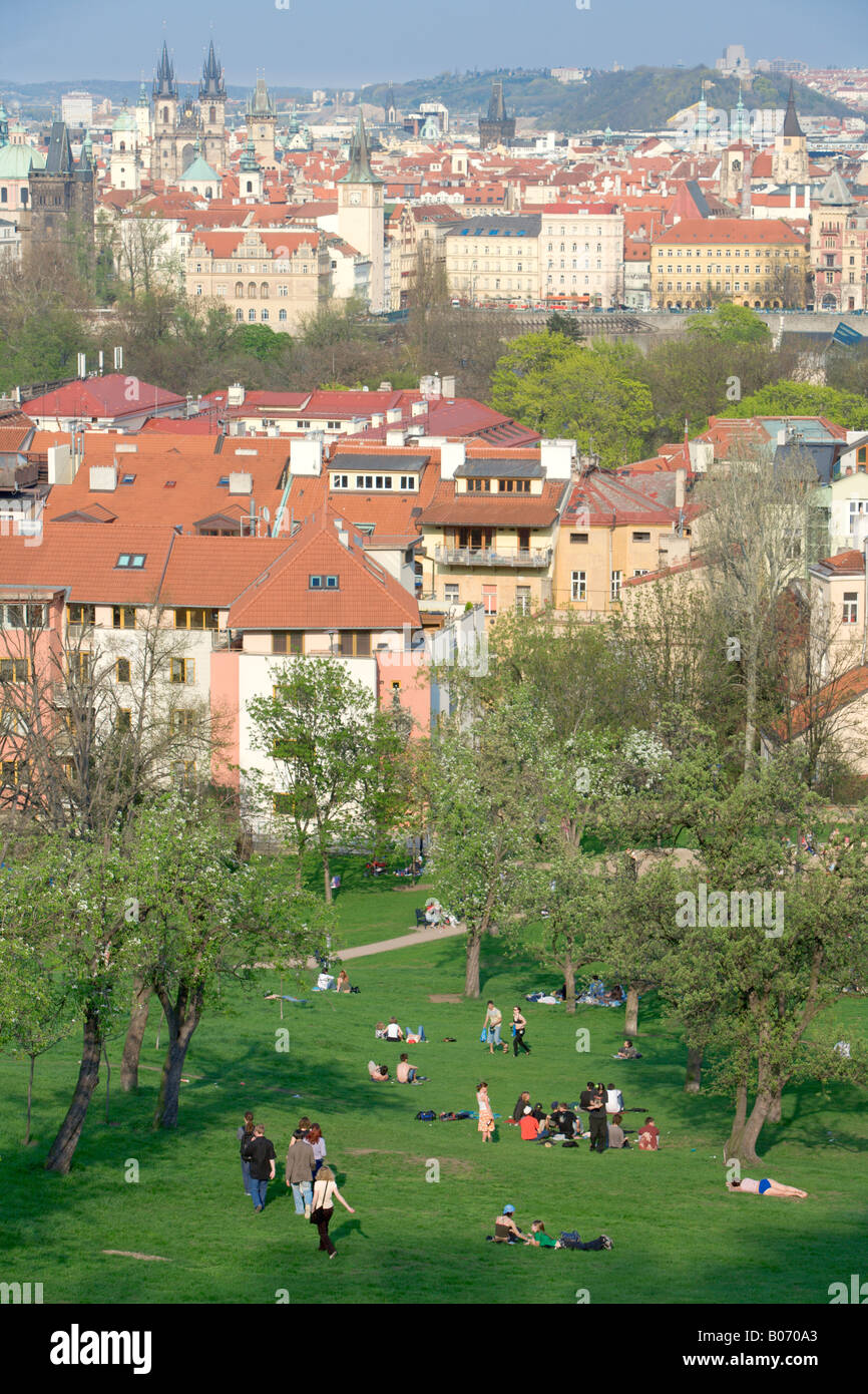 Repubblica Ceca Praga Petrin Hill in primavera le guglie della Città Vecchia IN BACKGROUND Foto Stock