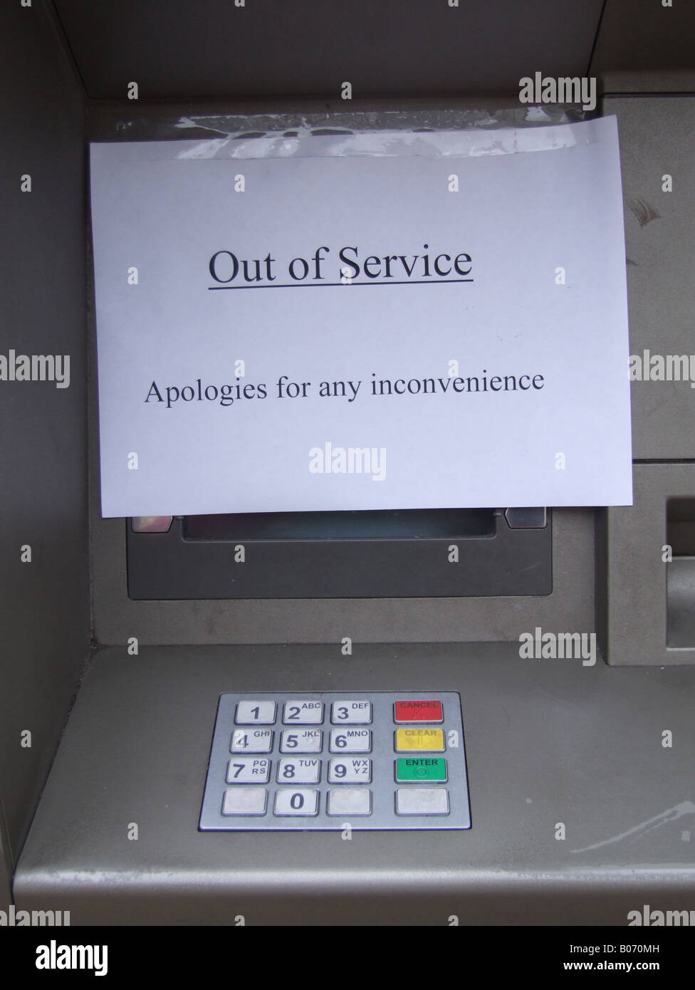 Banca bancomat teller danneggiato bancomat con fuori ordine scritto apologia in Gran Bretagna Regno Unito Foto Stock