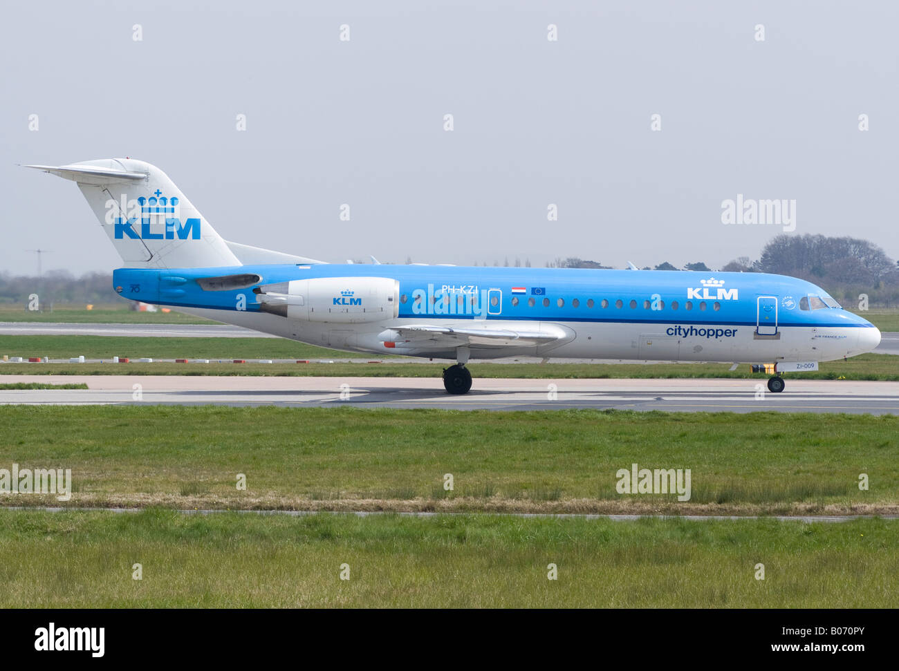 KLM Cityhopper Fokker 70 [F28 Mk070] rullaggio per il decollo a Manchester Ringway Airport England Regno Unito Foto Stock