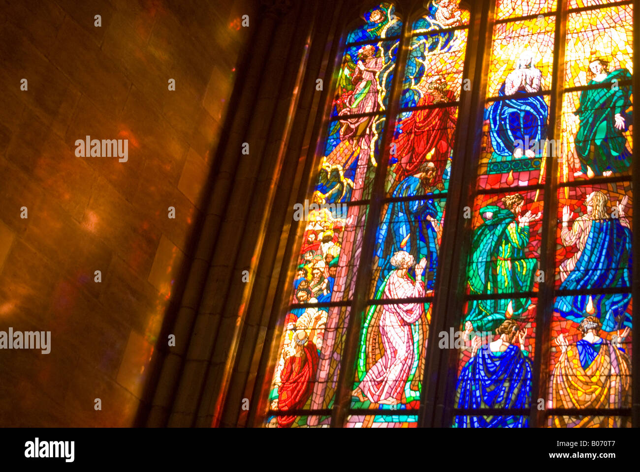 Chiudere orizzontale di una bella vibrante vetro istoriato all'interno di Saint Vitus Cathedral. Foto Stock