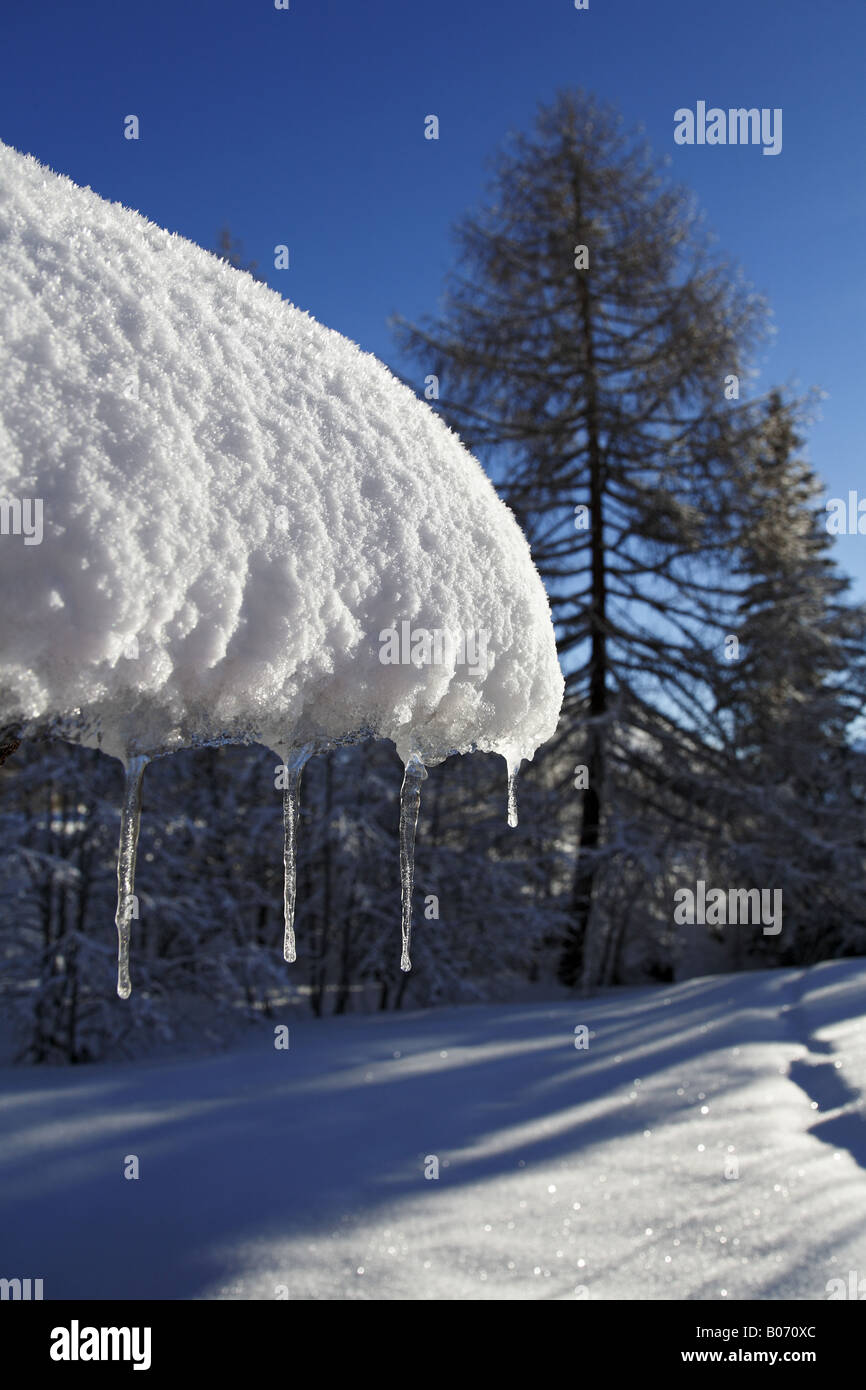 Coperte di neve con tetto di ghiaccioli Foto Stock