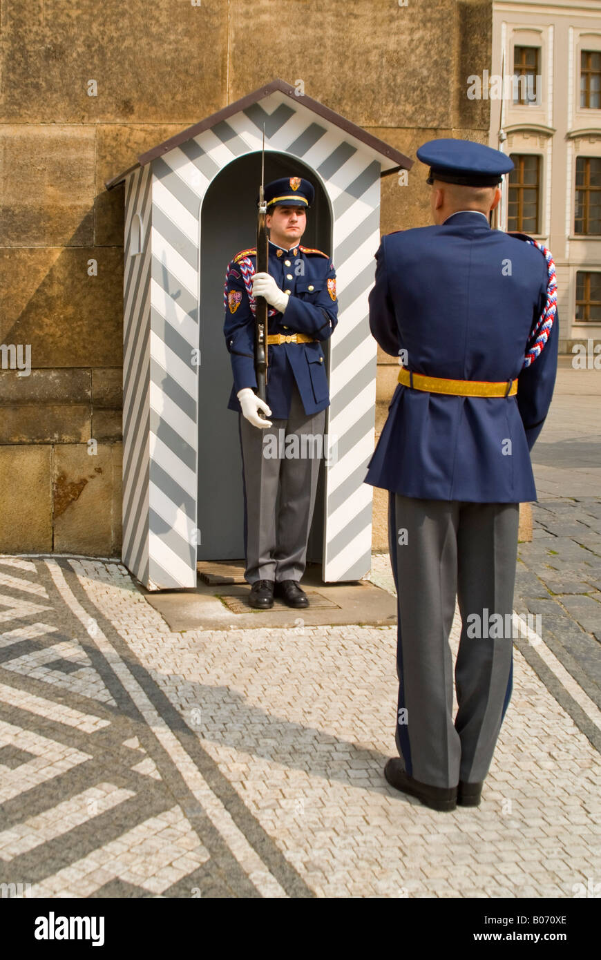 Verticale fino in prossimità del cambio delle guardie del castello di la Repubblica ceca delle Forze Armate al di fuori del Castello di Praga al sole. Foto Stock