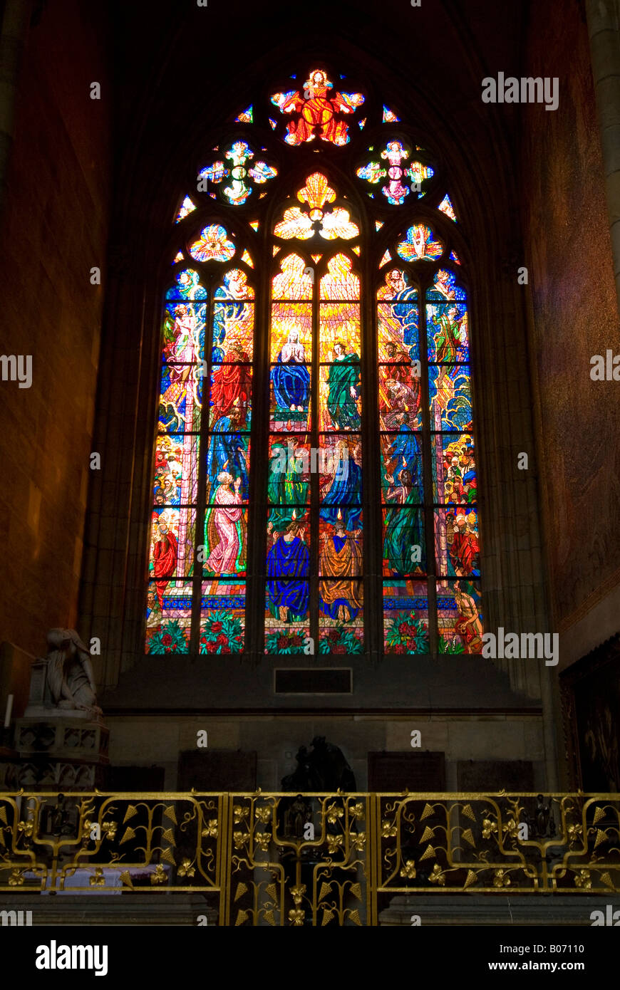 Verticale fino in prossimità di una spettacolare vibrante vetro istoriato all'interno di st Vitus Cathedral. Foto Stock