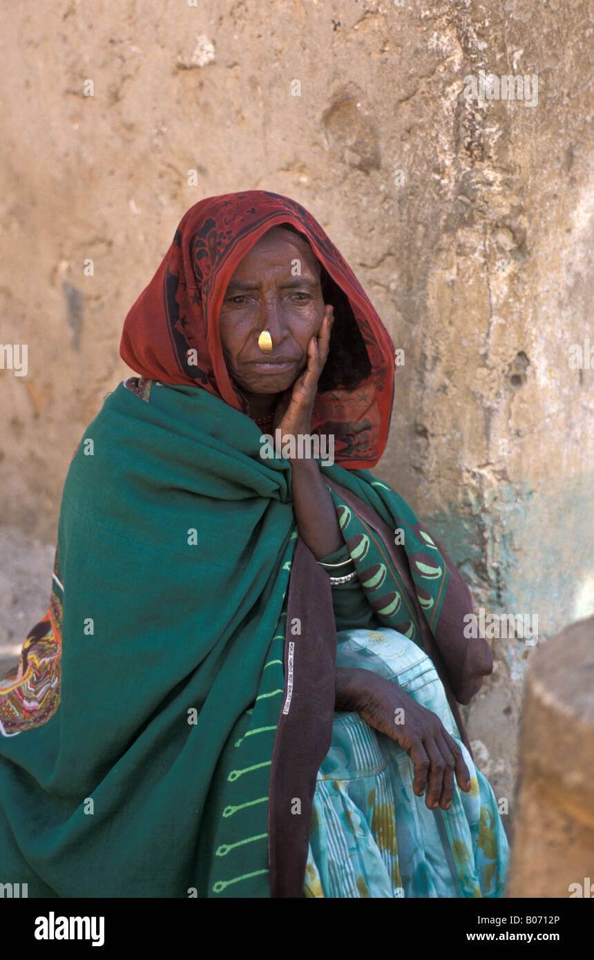 Tigray donna o donna eritreo in scialle con anello di naso premuto dopo la  battaglia nel suo paese oltre il confine con l Etiopia Foto stock - Alamy