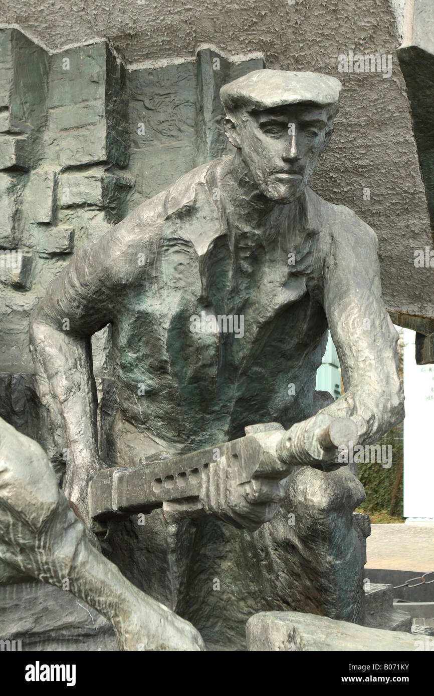 Varsavia Polonia statua figura la commemorazione della Insurrezione di Varsavia di agosto 1944 mostra combattenti della resistenza nella zona della città vecchia Foto Stock
