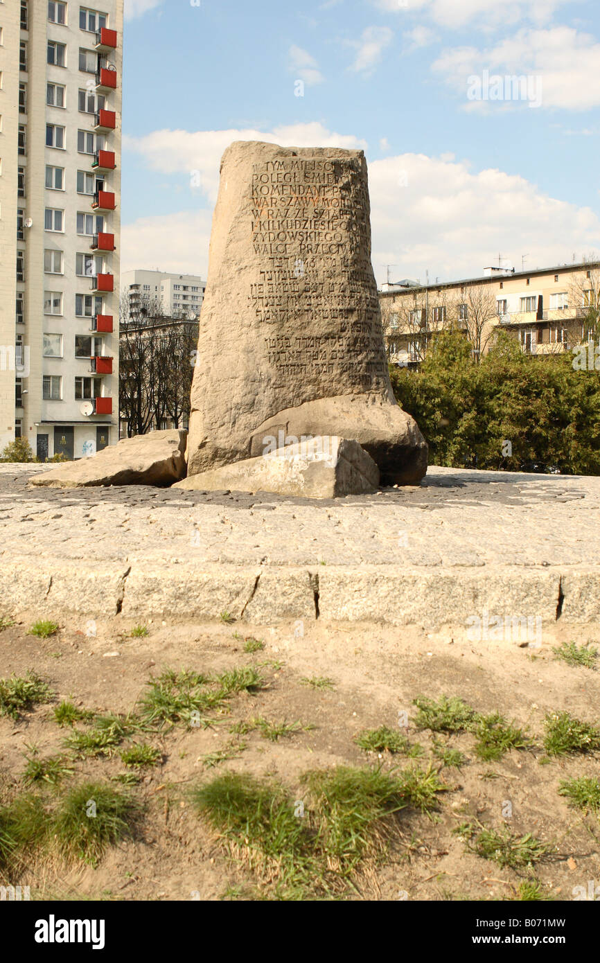 Varsavia Polonia monumento memorial presso Ul Mila 18 bunker di comando degli ebrei del Ghetto di Varsavia sollevazione di aprile 1943 contro i nazisti Foto Stock