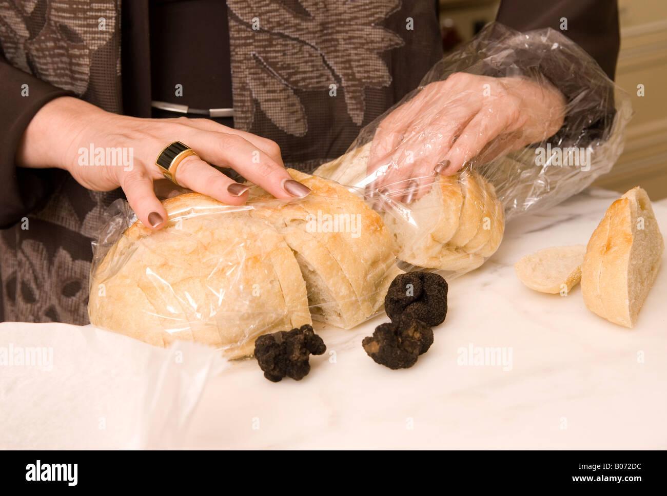 Primo piano della donna caucasica la preparazione di Diamante Nero tartufi sandwich con pane di pasta acida USA Foto Stock
