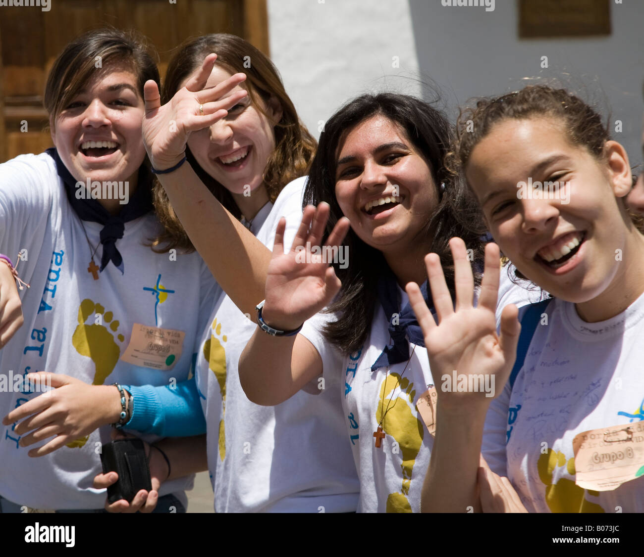 Quattro ragazze ridere su un organizzato a piedi " delle isole Canarie Spagna Foto Stock