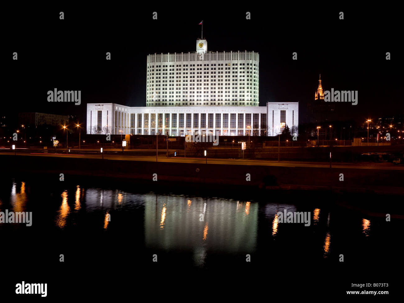Vista notturna del parlamento russo da edificio di fronte fiume di Mosca, Mosca, Russia, Federazione russa Foto Stock