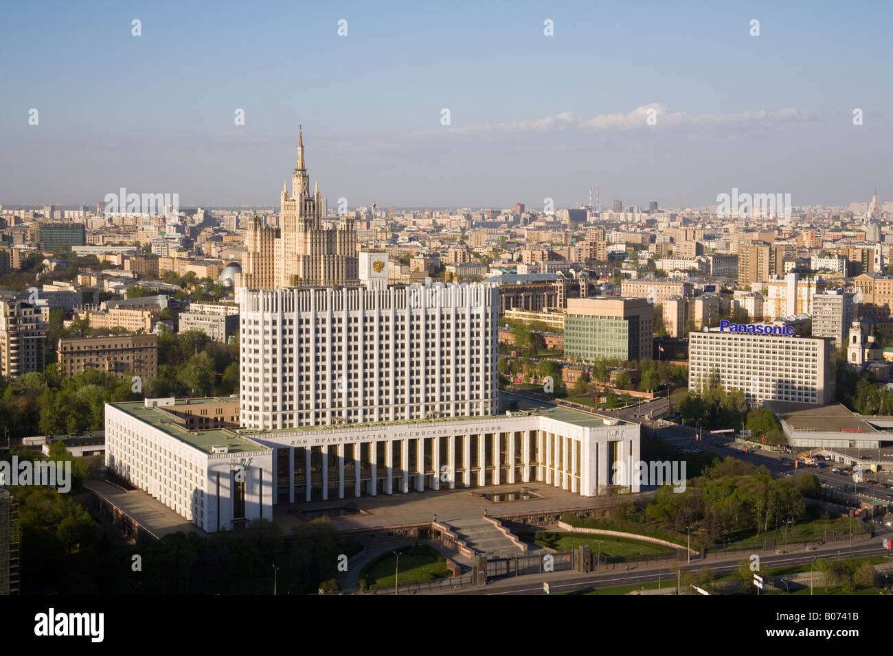 Russo il Palazzo del Parlamento e della città di Mosca prese da Albergo Ucraina, Mosca Foto Stock