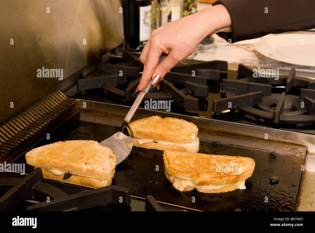 Vista dettagliata del Caucaso in mano femminile la preparazione di Diamante Nero tartufi sandwich con pane di pasta acida e formaggio USA Foto Stock