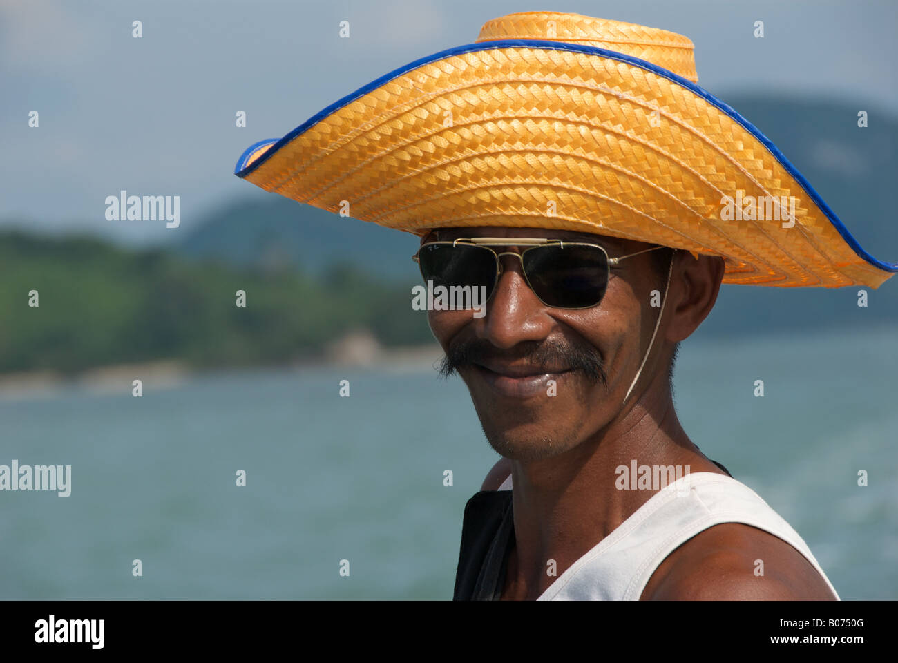 Ritratto barcaiolo nel cappello di paglia Anadaman Mare Ko Lanta Thailandia Foto Stock